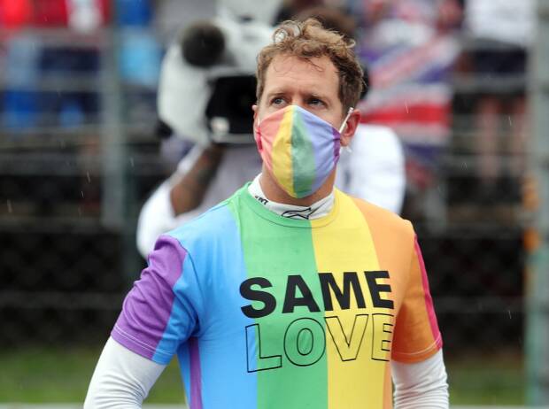 Sebastian Vettel mit seinem Regenbogen-T-Shirt in der Startaufstellung zum Grand Prix von Ungarn der Formel 1 2021 in Budapest Sebastian Vettel mit seinem Regenbogen-T-Shirt in der Startaufstellung zum Grand Prix von Ungarn der Formel 1 2021 in Budapest