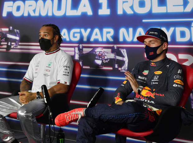 Lewis Hamilton (Mercedes) und Max Verstappen (Red Bull) in der Pressekonferenz zum Großen Preis von Ungarn 2021 auf dem Hungaroring