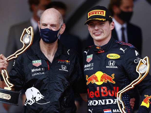 Adrian Newey und Max Verstappen (Red Bull) feiern den Sieg beim formel-1-Rennen in Monaco 2021