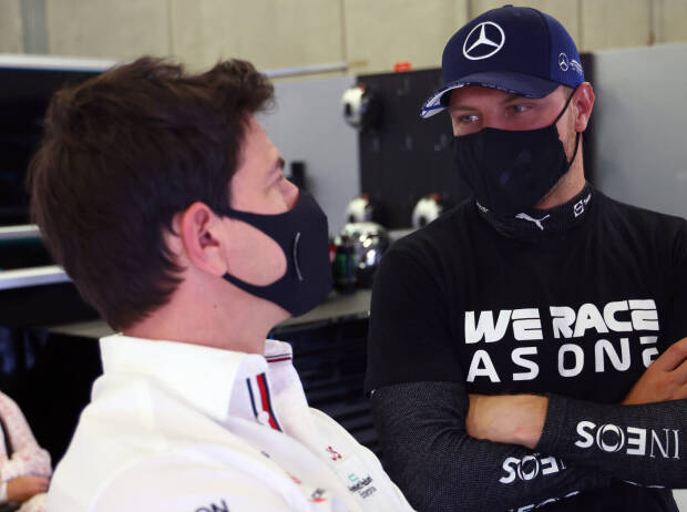 Toto Wolff und Valtteri Bottas (Mercedes) in der Garage zum Großen Preis der Steiermark 2021