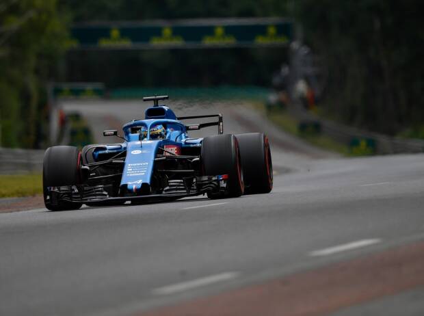 Fernando Alonso im Formel-1-Auto von Alpine bei einer Demorunde in Le Mans 2021