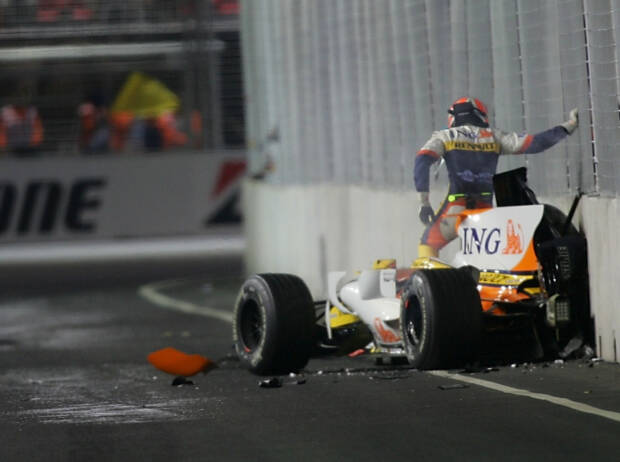 Nelson Piquet Jun. entsteigt seinem Renault-Wrack nach einem absichtlichen Unfall in Singapur Nelson Piquet Jun. entsteigt seinem Renault-Wrack nach einem absichtlichen Unfall in Singapur