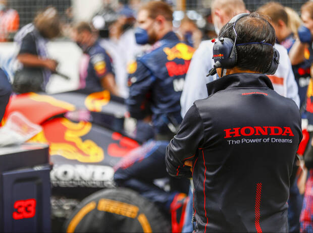 Hondas Technikchef Toyoharu Tanabe begutachtet das Auto von Max Verstappen (Red Bull RB16B) auf dem Grid in Spielberg