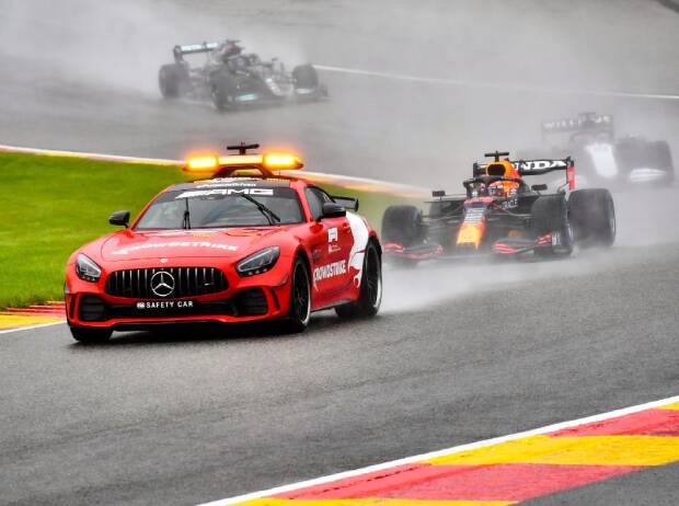 Max Verstappen hinter dem Safety-Car beim Großen Preis von Belgien der Formel 1 in Spa-Francorchamps Max Verstappen hinter dem Safety-Car beim Großen Preis von Belgien der Formel 1 in Spa-Francorchamps