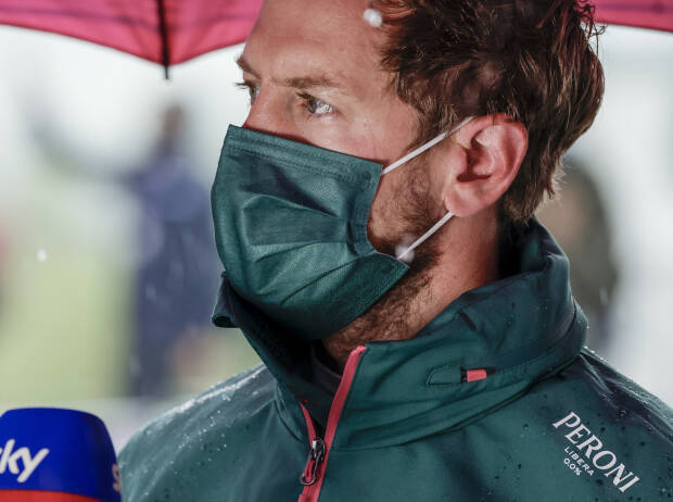 Sebastian Vettel gibt Sky ein Interview beim Regen-Grand-Prix von Belgien in Spa-Francorchamps 2021