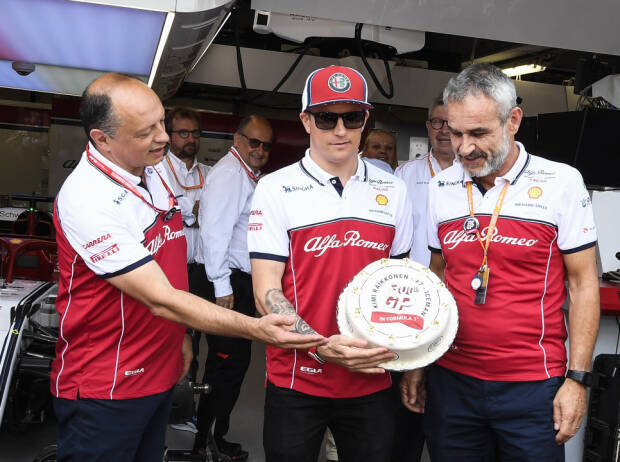 Alfa Romeos Frederic Vasseur, Kimi Räikkönen und Beat Zehnder feiern den 300. Grand Prix des Finnen in der Formel 1 beim Monaco-GP 2019