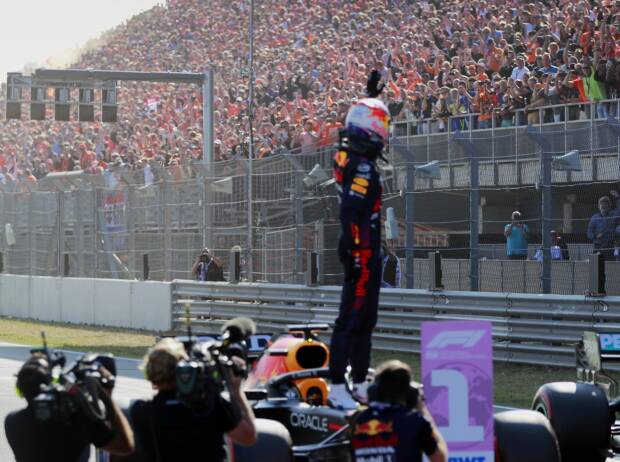 Max Verstappen von Red Bull grüßt die Fans in Zandvoort nach dem Qualifying zum Grand Prix der Niederlande der Formel 1 2021