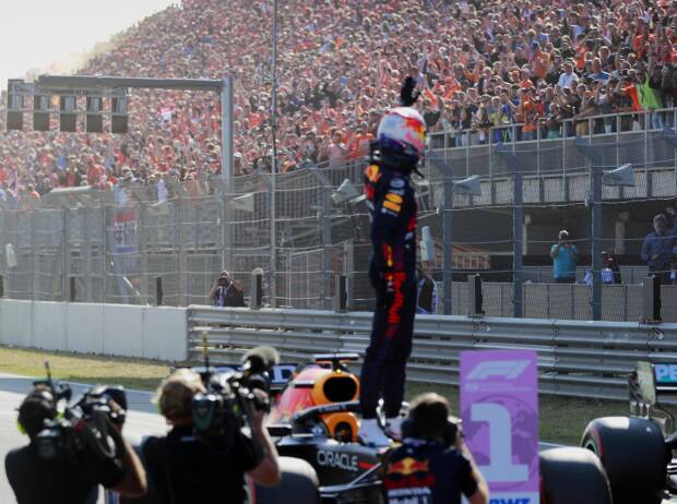 Max Verstappen von Red Bull grüßt die Fans in Zandvoort nach dem Qualifying zum Grand Prix der Niederlande der Formel 1 2021 Max Verstappen von Red Bull grüßt die Fans in Zandvoort nach dem Qualifying zum Grand Prix der Niederlande der Formel 1 2021