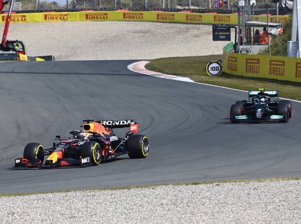 Max Verstappen (Red Bull RB16B) vor Valtteri Bottas (Mercedes W12) im Qualifying beim Formel-1-Rennen in Zandvoort 2021