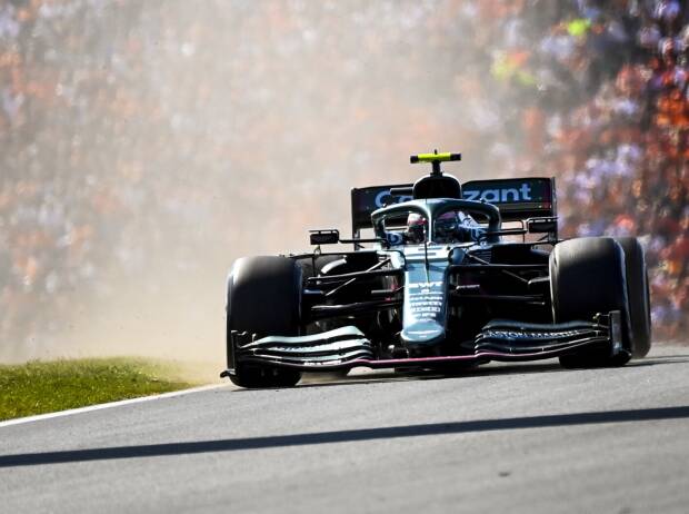 Sebastian Vettel wirbelte nach seinem Dreher im Aston Martin im Grand Prix der Niederlande der Formel 1 2021 viel Staub auf Sebastian Vettel wirbelte nach seinem Dreher im Aston Martin im Grand Prix der Niederlande der Formel 1 2021 viel Staub auf