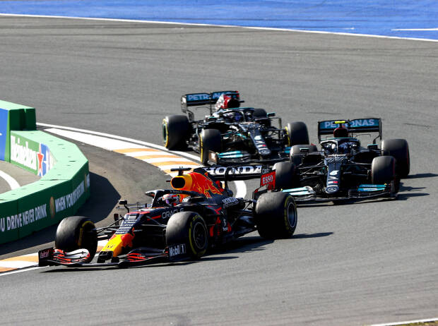 Max Verstappen (Red Bull RB16B) vor Valtteri Bottas und Lewis Hamilton (beide Mercedes W12) beim Formel-1-Rennen in Zandvoort 2021 Max Verstappen (Red Bull RB16B) vor Valtteri Bottas und Lewis Hamilton (beide Mercedes W12) beim Formel-1-Rennen in Zandvoort 2021