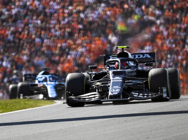 Pierre Gasly (AlphaTauri AT02) vor Fernando Alonso (Alpine A521) beim Formel-1-Rennen in Zandvoort 2021 Pierre Gasly (AlphaTauri AT02) vor Fernando Alonso (Alpine A521) beim Formel-1-Rennen in Zandvoort 2021