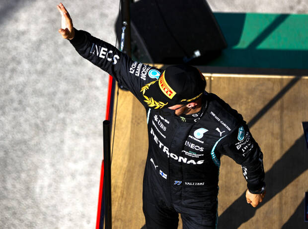 Valtteri Bottas (Mercedes) bei der Siegerehrung zum Grand Prix der Niederlande in Zandvoort 2021 Valtteri Bottas (Mercedes) bei der Siegerehrung zum Grand Prix der Niederlande in Zandvoort 2021