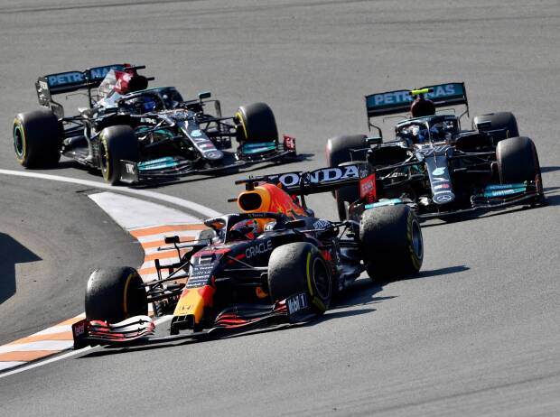 Max Verstappen im Red Bull RB16B vor den Mercedes W12 von Valtteri Bottas und Lewis Hamilton im Grand Prix der Niederlande der Formel 1 2021 in Zandvoort