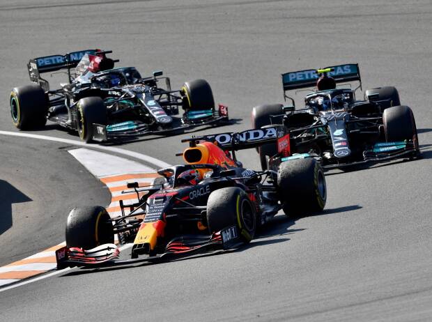 Max Verstappen im Red Bull RB16B vor den Mercedes W12 von Valtteri Bottas und Lewis Hamilton im Grand Prix der Niederlande der Formel 1 2021 in Zandvoort Max Verstappen im Red Bull RB16B vor den Mercedes W12 von Valtteri Bottas und Lewis Hamilton im Grand Prix der Niederlande der Formel 1 2021 in Zandvoort