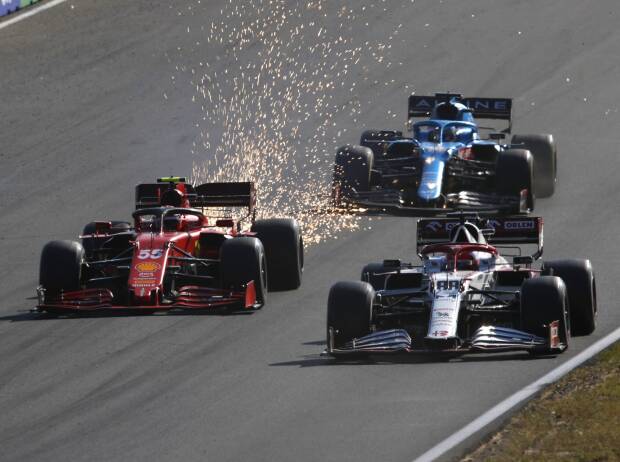 Carlos Sainz im Ferrari SF21 im Grand Prix der Niederlande der Formel 1 2021 in Zandvoort beim Überholen von Robert Kubica im Alfa Romeo, dahinter Fernando Alonso im Alpine Carlos Sainz im Ferrari SF21 im Grand Prix der Niederlande der Formel 1 2021 in Zandvoort beim Überholen von Robert Kubica im Alfa Romeo, dahinter Fernando Alonso im Alpine