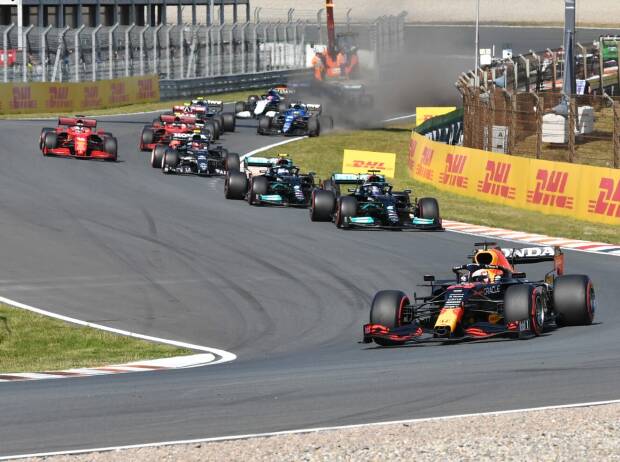 Max Verstappen im Red Bull RB16B führt nach dem Start zum Grand Prix der Niederlande der Formel 1 2021 in Zandvoort Max Verstappen im Red Bull RB16B führt nach dem Start zum Grand Prix der Niederlande der Formel 1 2021 in Zandvoort