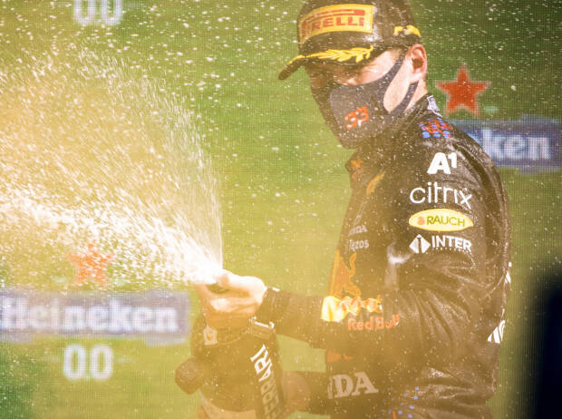 Champagnerdusche: Max Verstappen (Red Bull) jubelt über seinen Sieg beim Grand Prix der Niederlande in Zandvoort 2021