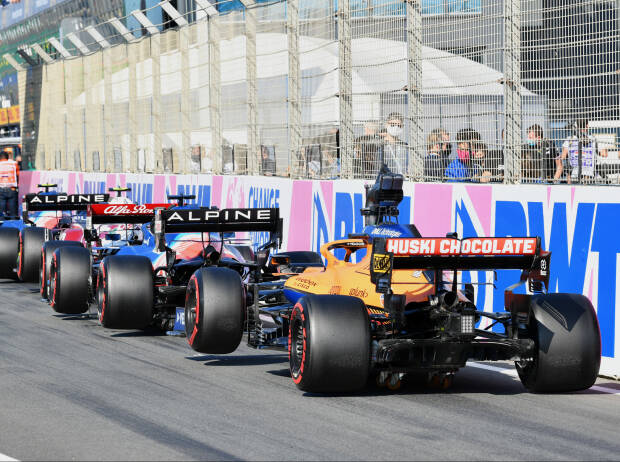 Qualifying in Zandvoort (Grand Prix der Niederlande 2021): Mehrere Autos stellen sich am Boxenausgang an und warten auf Fortsetzung