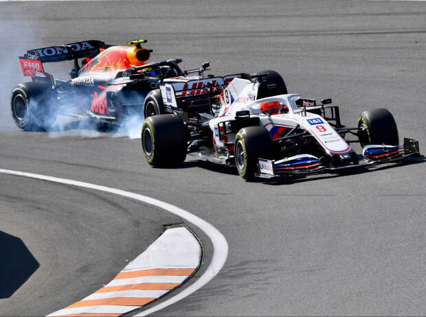 Sergio Perez (Red Bull) muss abbremsen, um nicht in Nikita Masepin (Haas) zu crashen, Grand Prix der Niederlande in Zandvoort 2021 Sergio Perez (Red Bull) muss abbremsen, um nicht in Nikita Masepin (Haas) zu crashen, Grand Prix der Niederlande in Zandvoort 2021
