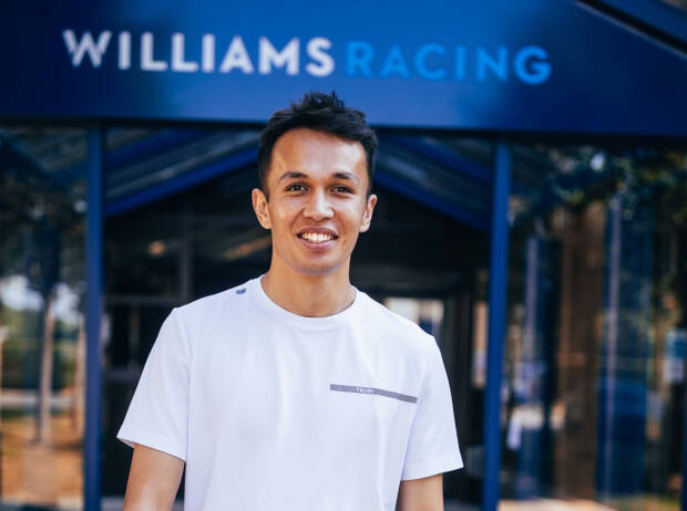 Vertrag für 2022 unterschrieben: Alexander Albon vor der Williams-Fabrik in Grove Vertrag für 2022 unterschrieben: Alexander Albon vor der Williams-Fabrik in Grove