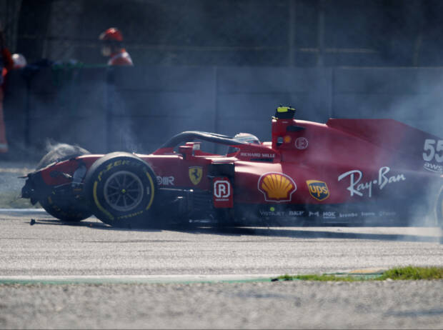 Unfall von Carlos Sainz (Ferrari) in der Ascari-Schikane im zweiten Freien Training zum Grand Prix von Italien in Monza 2021