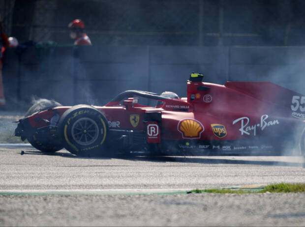 Unfall von Carlos Sainz (Ferrari) in der Ascari-Schikane im zweiten Freien Training zum Grand Prix von Italien in Monza 2021 Unfall von Carlos Sainz (Ferrari) in der Ascari-Schikane im zweiten Freien Training zum Grand Prix von Italien in Monza 2021