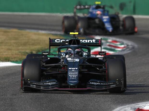 Sebastian Vettel im Aston Martin AMR21 vor Esteban Ocon im Alpine A521 beim Grand Prix von Italien der Formel 1 2021 in Monza Sebastian Vettel im Aston Martin AMR21 vor Esteban Ocon im Alpine A521 beim Grand Prix von Italien der Formel 1 2021 in Monza