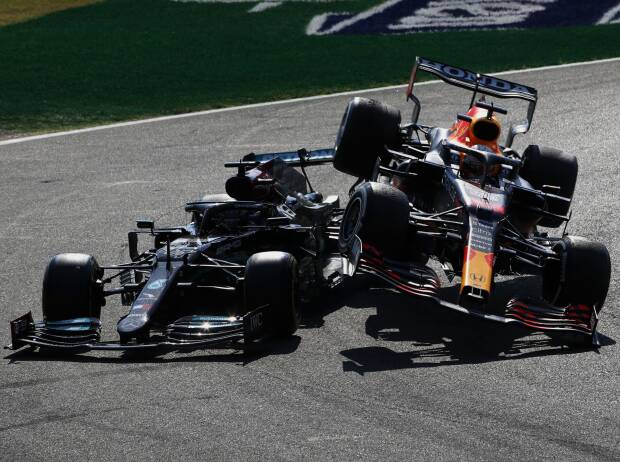 Der Unfall von Lewis Hamilton im Mercedes und Max Verstappen in Runde 26 beim Italien-Grand-Prix der Formel 1 2021 in Monza