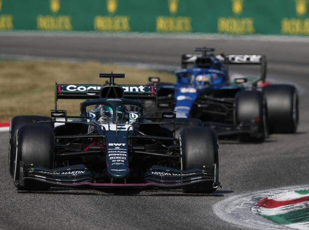 Lance Stroll im Aston Martin vor Fernando Alonso im Alpine beim Grand Prix von Italien der Formel 1 2021 in Monza Lance Stroll im Aston Martin vor Fernando Alonso im Alpine beim Grand Prix von Italien der Formel 1 2021 in Monza
