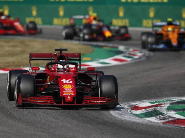 Der Ferrari SF21 von Charles Leclerc im Vordergrund mit Lando Norris und Sergio Perez dahinter beim Grand Prix von Italien der Formel 1 2021 in Monza Der Ferrari SF21 von Charles Leclerc im Vordergrund mit Lando Norris und Sergio Perez dahinter beim Grand Prix von Italien der Formel 1 2021 in Monza