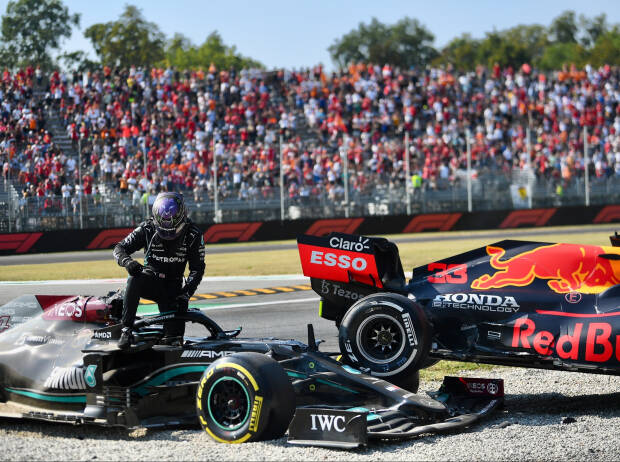Lewis Hamilton (Mercedes) steigt nach der Kollision mit Max Verstappen (Red Bull) beim Grand Prix von Italien in Monza 2021 aus dem Cockpit
