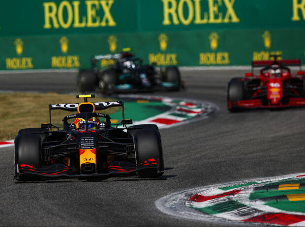 Sergio Perez (Red Bull) hat sich im Duell mit Charles Leclerc (Ferrari) beim Grand Prix von Italien in Monza 2021 einen anhaltenden Vorteil verschafft, indem er beim Überholen die Strecke abgekürzt hat Sergio Perez (Red Bull) hat sich im Duell mit Charles Leclerc (Ferrari) beim Grand Prix von Italien in Monza 2021 einen anhaltenden Vorteil verschafft, indem er beim Überholen die Strecke abgekürzt hat