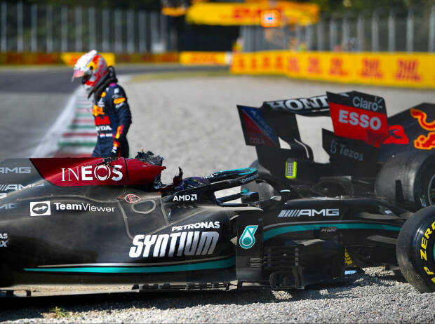 Lewis Hamilton (Mercedes) und Max Verstappen (Red Bull) nach ihrem Crash beim Grand Prix von Italien in Monza 2021 Lewis Hamilton (Mercedes) und Max Verstappen (Red Bull) nach ihrem Crash beim Grand Prix von Italien in Monza 2021