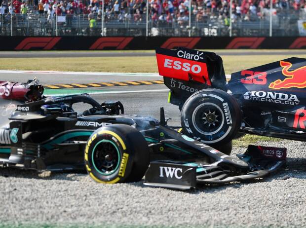 Lewis Hamilton im Mercedes W12 nach dem Unfall mit Max Verstappen im Red Bull RB16B beim Grand Prix von Italien der Formel 1 2021 in Monza Lewis Hamilton im Mercedes W12 nach dem Unfall mit Max Verstappen im Red Bull RB16B beim Grand Prix von Italien der Formel 1 2021 in Monza