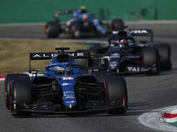 Fernando Alonso im Alpine A521 vor Yuki Tsunoda im AlphaTauri AT02 beim Grand Prix von Italien der Formel 1 2021 in Monza