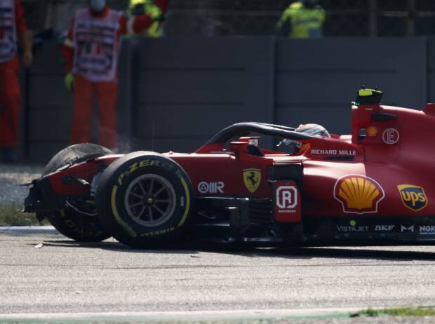 Carlos Sainz nach seinem Unfall im zweiten Freien Training zum Grand Prix von Italien der Formel 1 2021 in Monza in seinem Ferrari SF21 in der Ascari-Schikane Carlos Sainz nach seinem Unfall im zweiten Freien Training zum Grand Prix von Italien der Formel 1 2021 in Monza in seinem Ferrari SF21 in der Ascari-Schikane