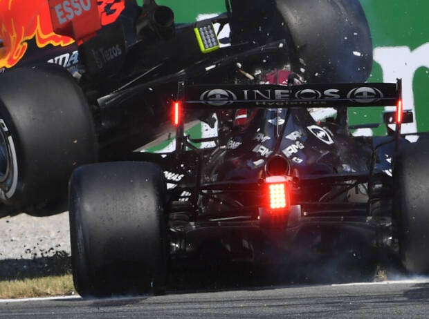 Crash/Unfall: Max Verstappen (Red Bull) kollidiert beim Grand Prix von Italien in Monza 2021 mit Lewis Hamilton (Mercedes) Crash/Unfall: Max Verstappen (Red Bull) kollidiert beim Grand Prix von Italien in Monza 2021 mit Lewis Hamilton (Mercedes)