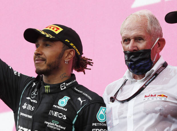 Lewis Hamilton (Mercedes) und Helmut Marko (Red Bull) bei der Siegerehrung in Spielberg 2021 auf dem Podium