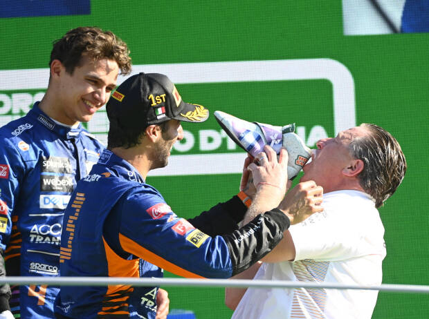 Daniel Ricciardo, Lando Norris & McLaren-Geschäftsführer Zak Brown feiern mit einem Shoey auf dem Podium in Monza