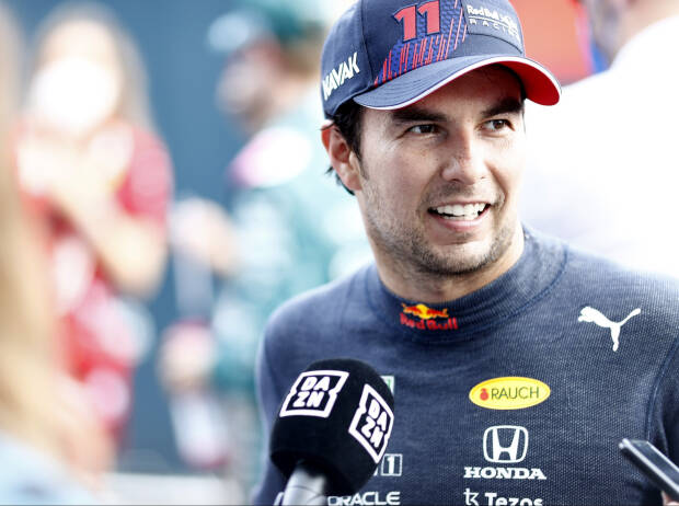 Sergio Perez lächelt im Interview mit dem Sportsender DAZN Sergio Perez lächelt im Interview mit dem Sportsender DAZN