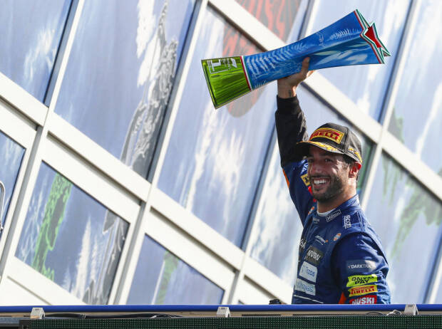Daniel Ricciardo (McLaren) mit dem Siegerpokal des Formel-1-Rennens von Italien in Monza 2021