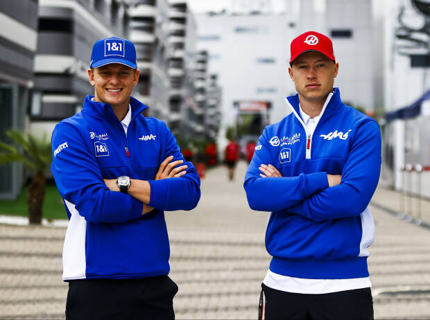 Fahrerbekanntgabe Haas-Team 2022: Mick Schumacher und Nikita Masepin posieren im Fahrerlager beim Grand Prix von Russland in Sotschi 2021