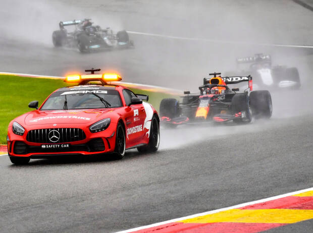 Formel-1-Autos hinter dem Safety-Car beim Belgien-Grand-Prix in Spa 2021 Formel-1-Autos hinter dem Safety-Car beim Belgien-Grand-Prix in Spa 2021