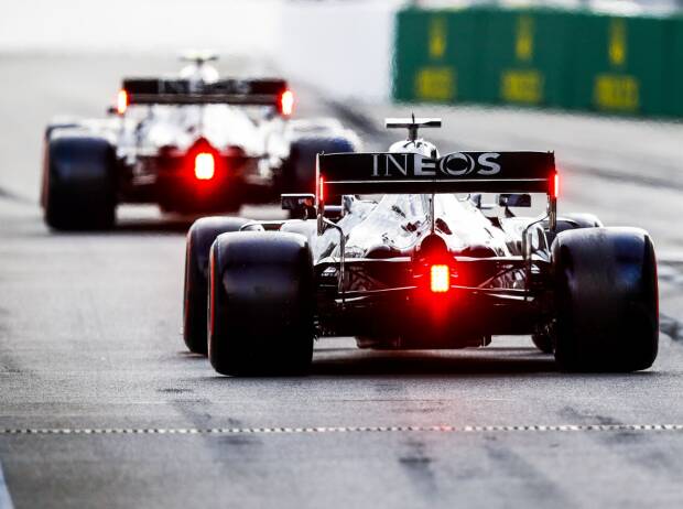 Mercedes-Fahrer Lewis Hamilton 2020 in Sotschi ausgangs der Boxengasse in der Rückansicht mit dem W11 Mercedes-Fahrer Lewis Hamilton 2020 in Sotschi ausgangs der Boxengasse in der Rückansicht mit dem W11