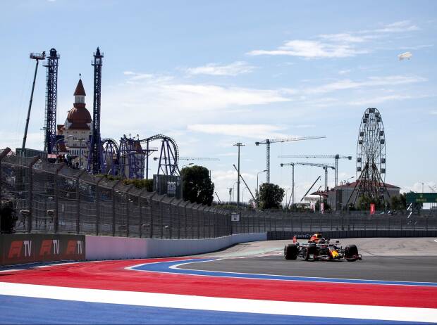 Max Verstappen im Red Bull RB16B im Freien Training zum Grand Prix von Russland 2021 in Sotschi auf dem Sochi Autodrom Max Verstappen im Red Bull RB16B im Freien Training zum Grand Prix von Russland 2021 in Sotschi auf dem Sochi Autodrom