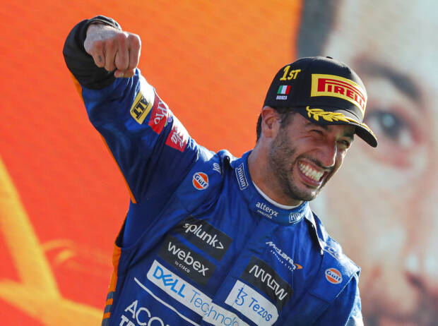 Daniel Ricciardo (McLaren) feiert nach seinem Sieg beim Formel-1-Rennen von Italien in Monza 2021