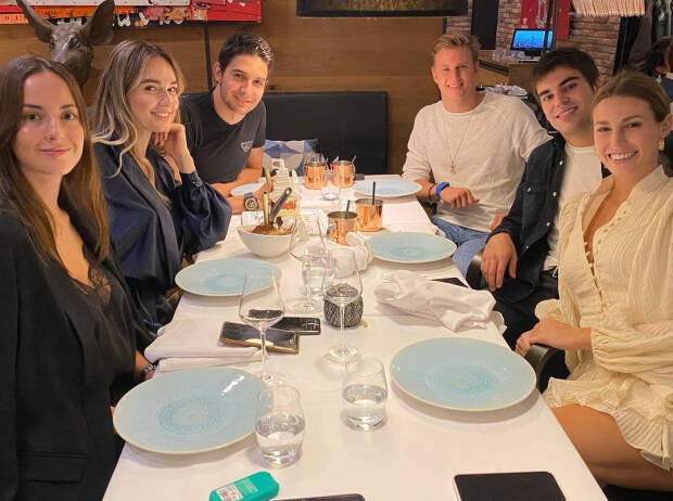 Abendessen zum 25. Geburtstag von Esteban Ocon: Ocon mit Freundin Elena, Lance Stroll mit Freundin Sara, ganz links eine weitere junge Dame und rechts hinten Mick Schumacher