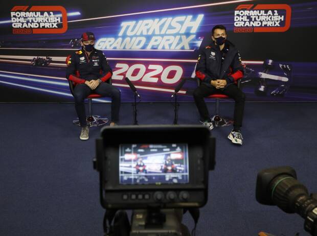 Max Verstappen und Alexander Albon 2020 in der Türkei in der Pressekonferenz Max Verstappen und Alexander Albon 2020 in der Türkei in der Pressekonferenz