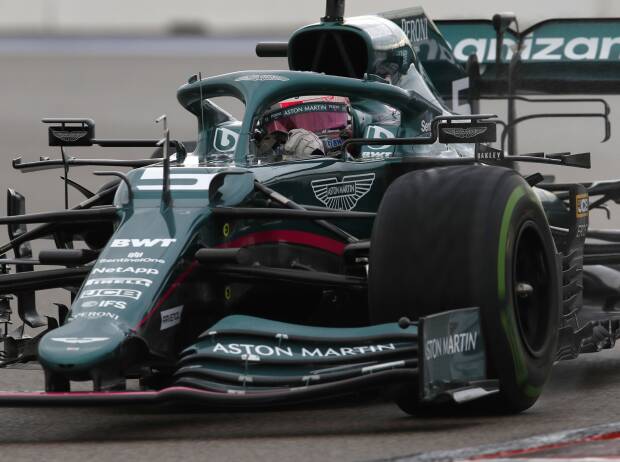 Sebastian Vettel im Aston Martin AMR21 im Formel-1-Qualifying zum Russland-Grand-Prix in Sotschi auf nasser Strecke mit Intermediate-Reifen Sebastian Vettel im Aston Martin AMR21 im Formel-1-Qualifying zum Russland-Grand-Prix in Sotschi auf nasser Strecke mit Intermediate-Reifen